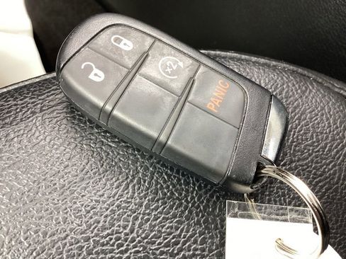 Used 2022 Jeep Compass Trailhawk w/ Trailhawk Convenience Group AWD/4WD image 32