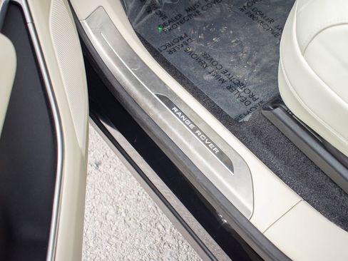 Used 2025 Land Rover Range Rover SE image 17