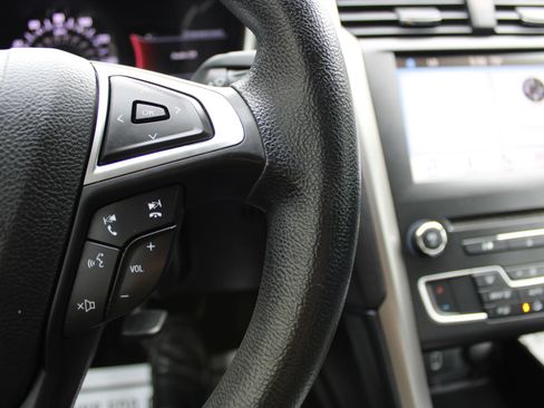 Used 2017 Ford Fusion SE w/ Fusion SE Technology Package FWD image 10