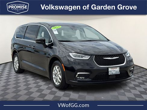 Used 2024 Chrysler Pacifica Touring-L FWD image 2