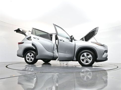 Used 2024 Toyota Highlander LE image 38