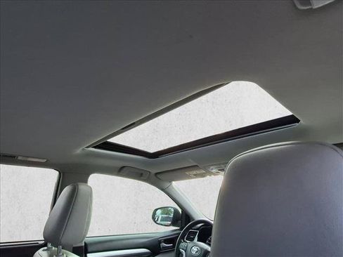Used 2019 Toyota Highlander XLE FWD image 11