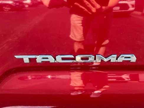 Used 2018 Toyota Tacoma SR5 AWD/4WD image 16