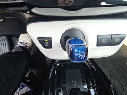 Used 2017 Toyota Prius Three w/ Advanced Technology Package image 19