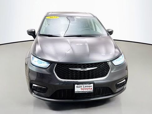 Used 2023 Chrysler Pacifica Touring-L image 2