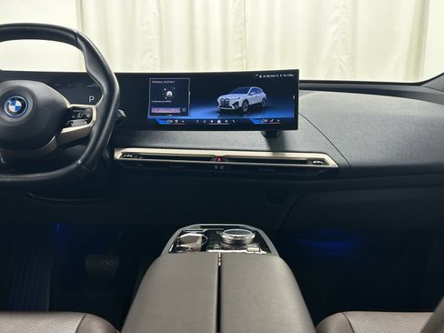 Used 2025 BMW iX xDrive50 image 9