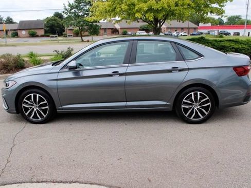 Used 2026 Volkswagen Jetta SE FWD image 9