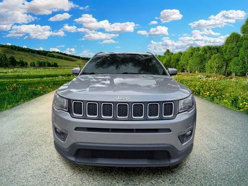 Used 2017 Jeep Compass Latitude w/ Popular Equipment Group FWD image 2