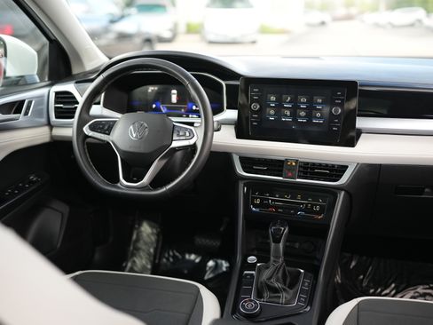 Used 2025 Volkswagen Taos SE w/ Panoramic Sunroof Package image 26