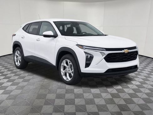 Certified 2024 Chevrolet Trax LS w/ LS Convenience Package FWD image 37