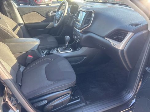 Used 2017 Jeep Cherokee Latitude w/ Cold Weather Group FWD image 8