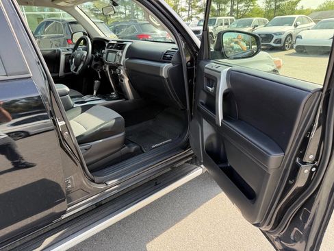 Used 2017 Toyota 4Runner SR5 AWD/4WD image 8