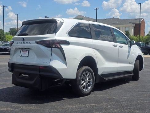 Used 2025 Toyota Sienna XLE FWD image 18