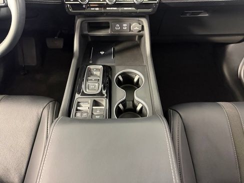 Used 2025 Honda Pilot Touring image 17