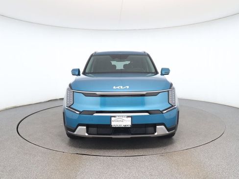 Used 2024 Kia EV9 Land image 8