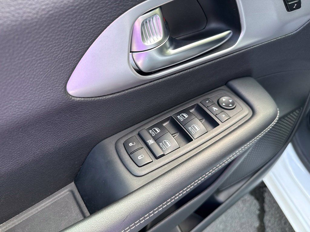 Used 2025 Chrysler Pacifica Limited FWD image 29