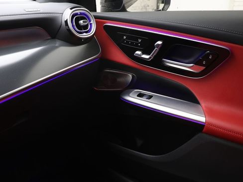 Used 2025 Mercedes-Benz GLC 300 4MATIC image 33