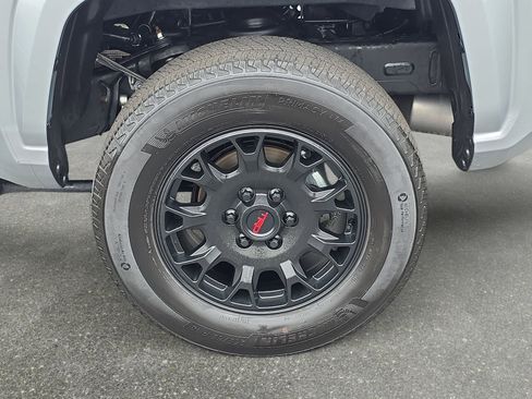 Used 2024 Toyota Tacoma SR5 AWD/4WD image 32