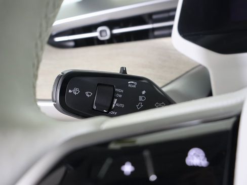 Used 2025 Volkswagen ID. Buzz 1st Edition image 32