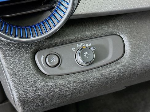 Used 2025 Chevrolet Trax LT w/ LT Convenience Package image 16