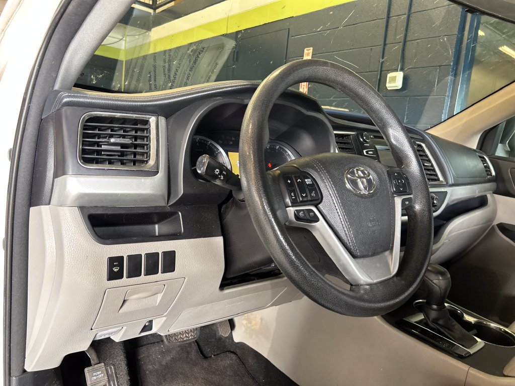 Used 2016 Toyota Highlander LE FWD image 8