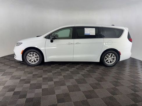 Used 2024 Chrysler Pacifica Touring-L image 10