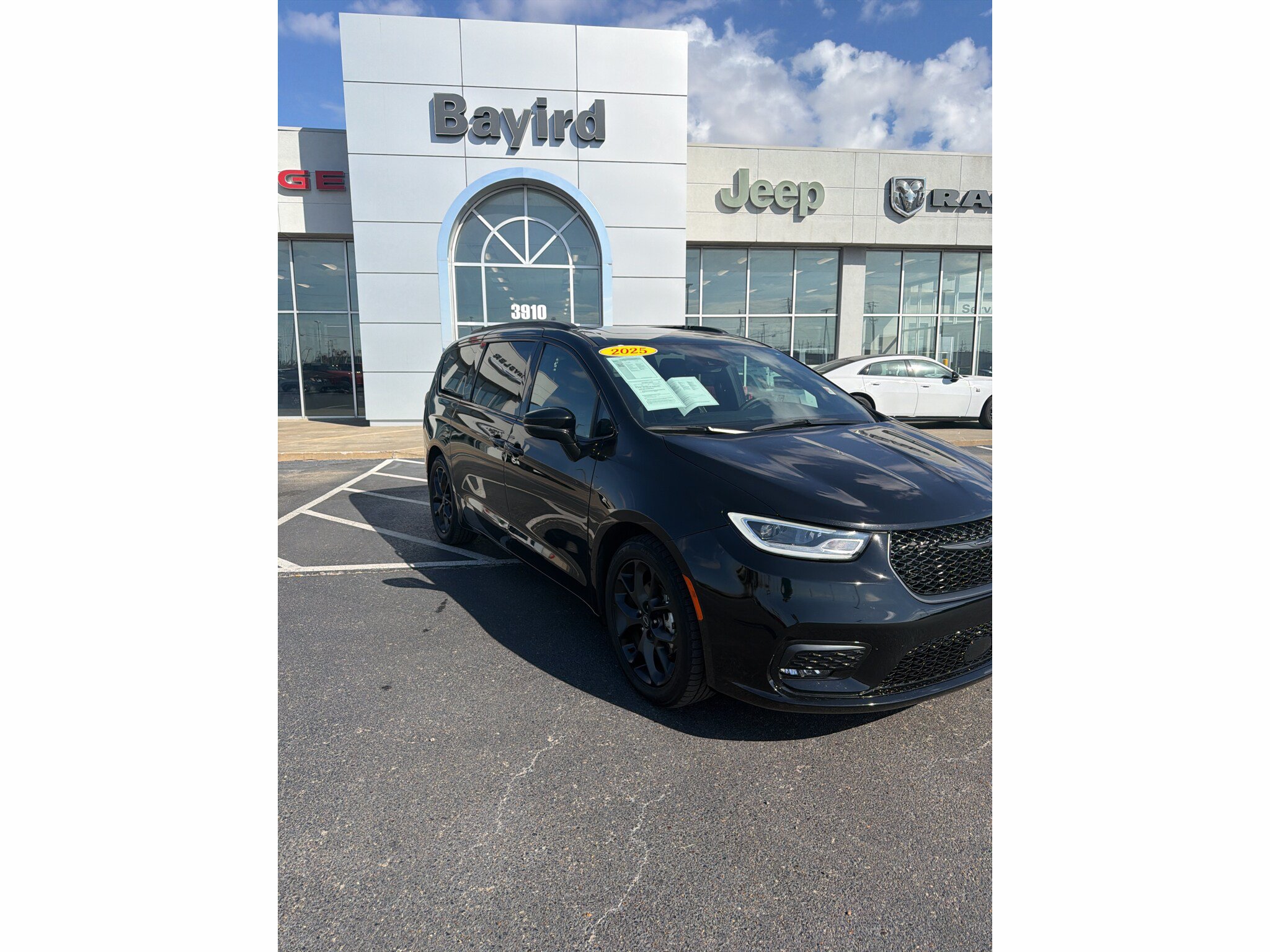 Used 2025 Chrysler Pacifica Limited FWD image 2