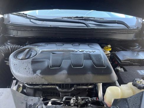 Used 2019 Jeep Cherokee Latitude Plus w/ Cold Weather Group AWD/4WD image 23