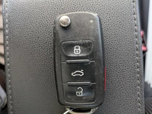 Used 2018 Volkswagen Beetle 2.0T Coast FWD image 37