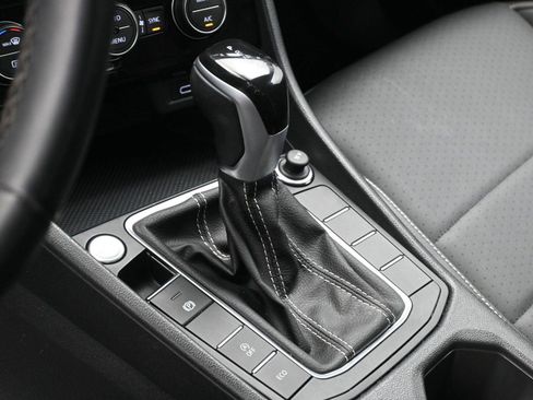 Used 2023 Volkswagen Jetta SE image 3