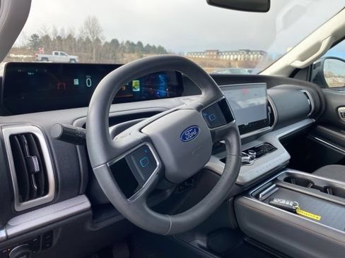 Used 2025 Ford Expedition Active AWD/4WD image 31