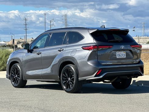 Used 2023 Toyota Highlander XSE image 6