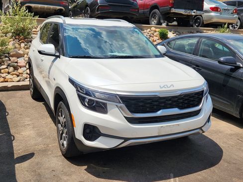 Certified 2023 Kia Seltos EX AWD/4WD image 3