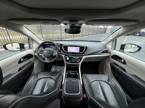Used 2024 Chrysler Pacifica Limited image 11