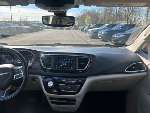 Used 2019 Chrysler Pacifica Touring-L image 26