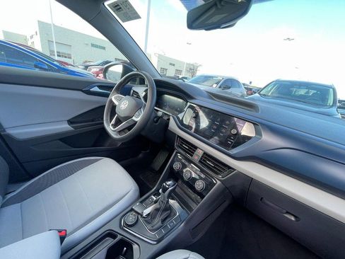 Used 2023 Volkswagen Taos SE image 6