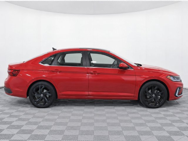 Used 2025 Volkswagen Jetta SE FWD image 10