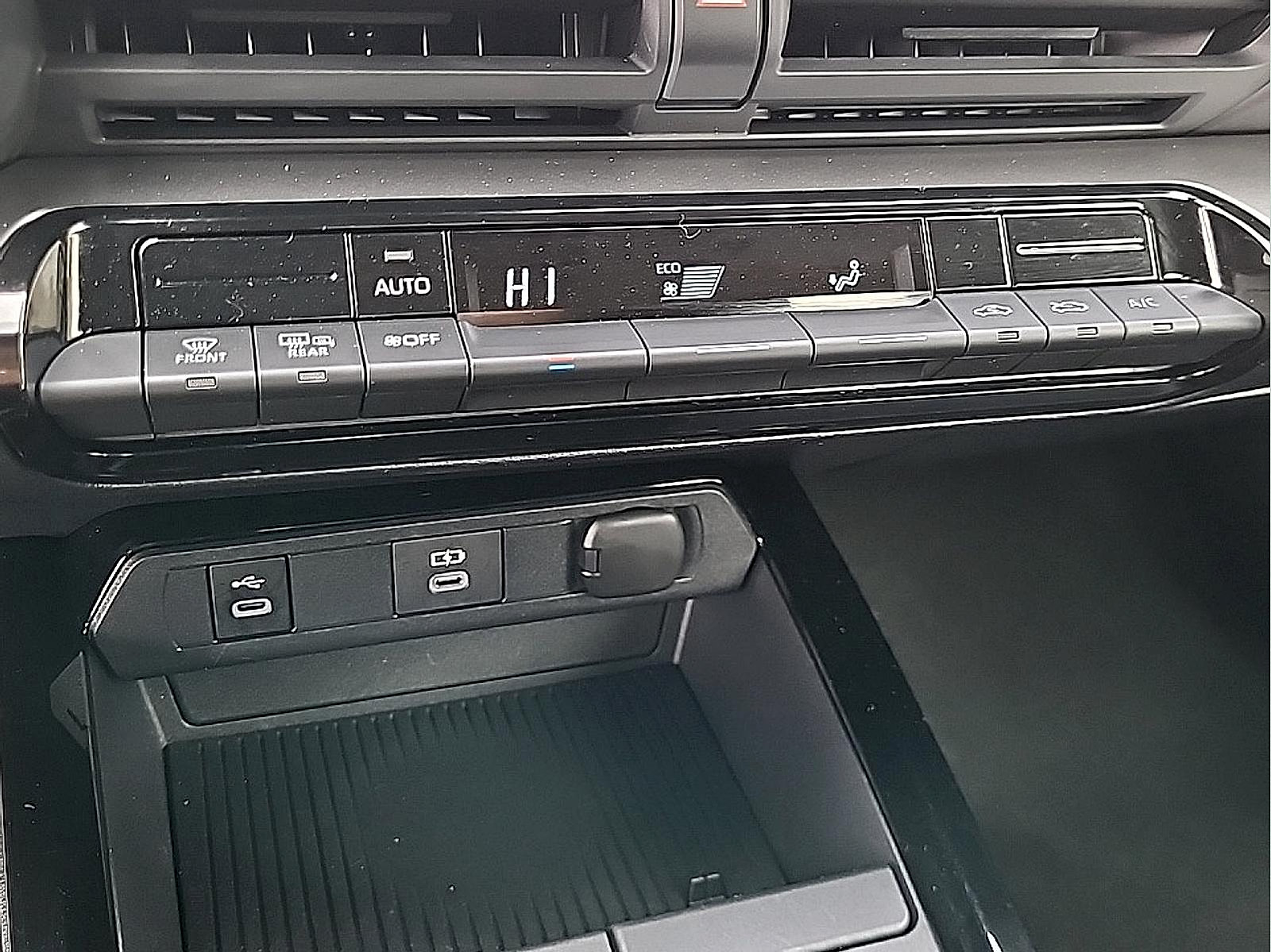 Used 2025 Toyota Prius LE FWD image 24