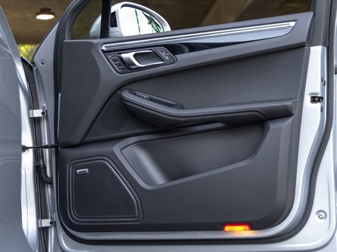 Certified 2025 Porsche Macan AWD/4WD image 51