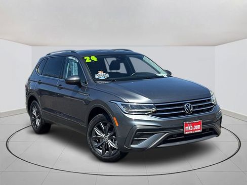 Used 2024 Volkswagen Tiguan SE image 1