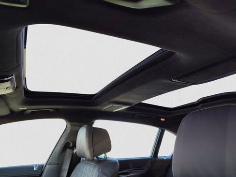 Used 2022 BMW 750i xDrive w/ Executive Package image 13