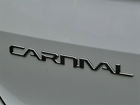 Used 2024 Kia Carnival EX image 30