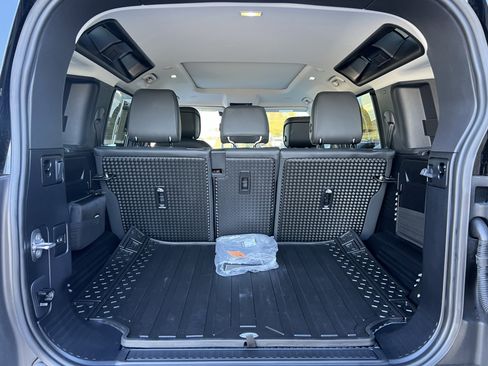 Used 2022 Land Rover Defender 110 SE image 33