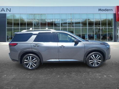 Used 2025 Nissan Pathfinder Platinum w/ Cargo Package FWD image 4