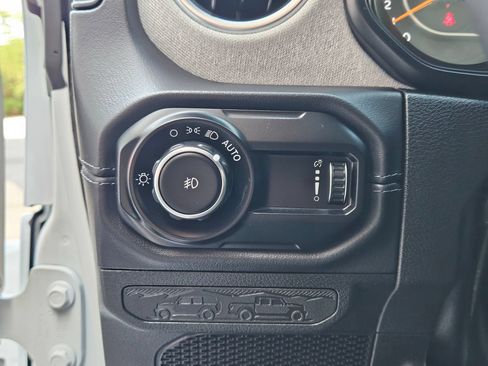 Used 2025 Jeep Wrangler Unlimited Sahara AWD/4WD image 20