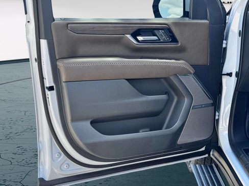 New 2026 GMC Yukon Denali Ultimate w/ LPO, Floor Liner Package AWD/4WD image 19