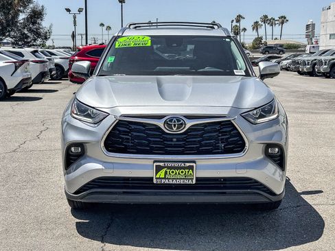 Used 2023 Toyota Highlander Limited FWD image 3