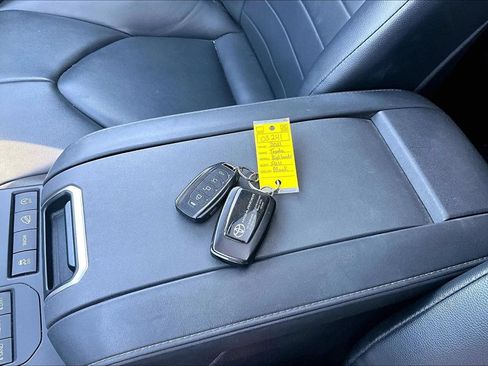Used 2021 Toyota Highlander XLE AWD/4WD image 41