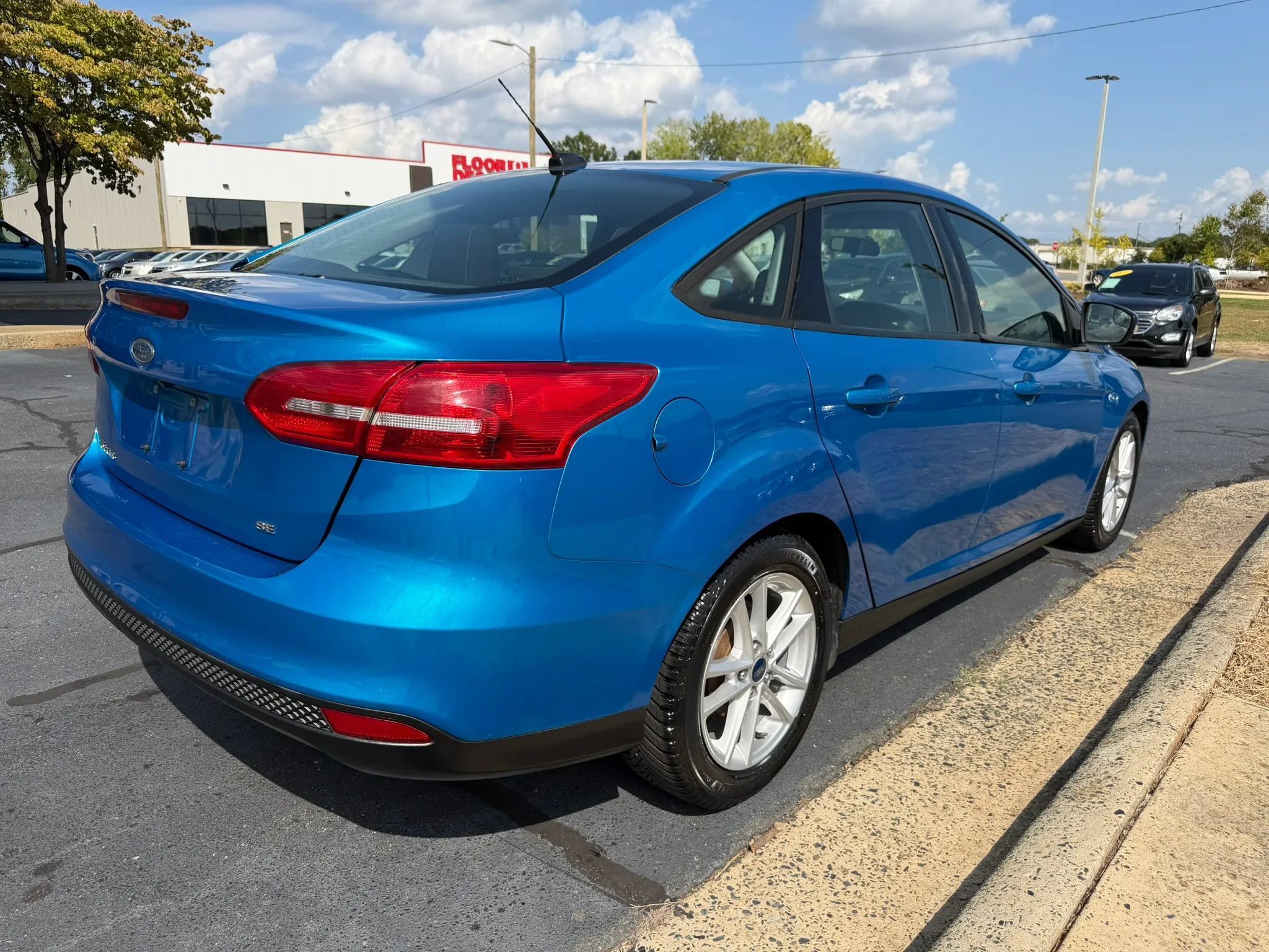 Used 2016 Ford Focus SE w/ SE Cold Weather Package FWD image 7