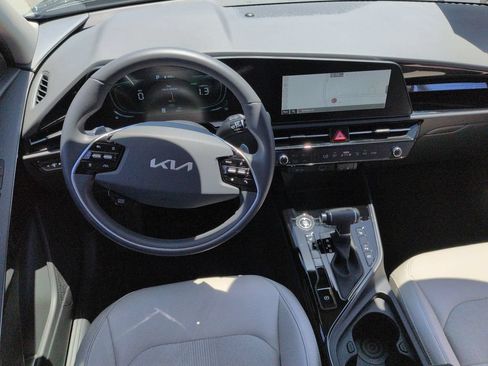 Used 2025 Kia Niro EX FWD image 21